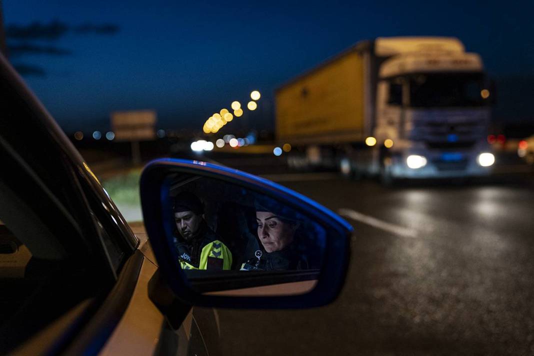 Modern radar sistemleri otoyollarda uçanı kaçanı anında tespit ediyor! 4 kademeli lazerlerle sürekli tarama yapılıyor 30